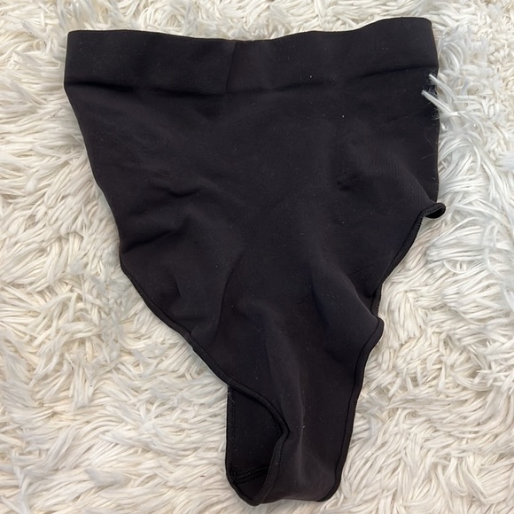 Skims sculpting set Brallete and core control thong - Picture 2 of 6